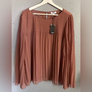 Kenzie blouse. Women’s SZ XL. Boat neck flowy long sleeves.‎ 100% poly. Feminine